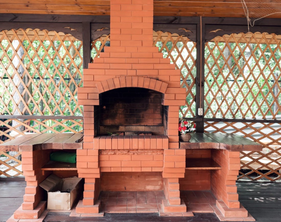 Création d'un barbecuE en pierres massif sur Mazaugue