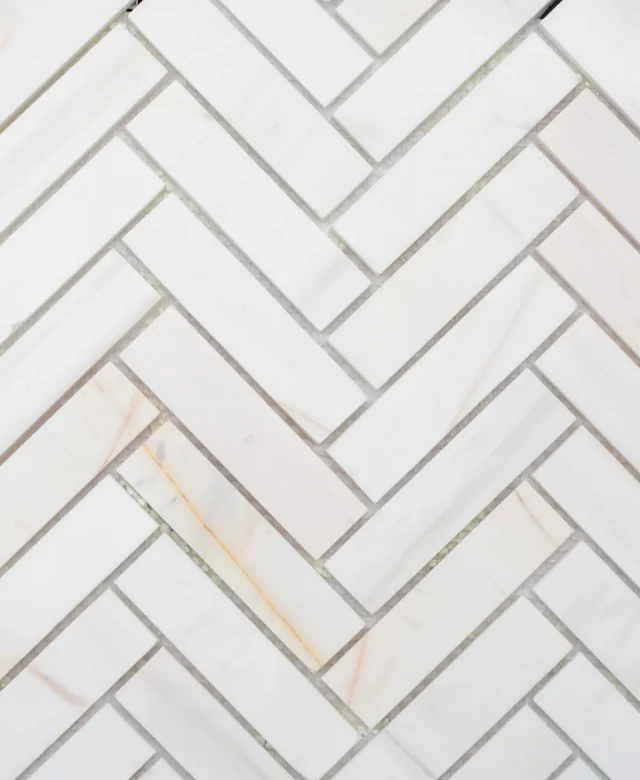 Mosaïque Chevron en marbre Calacatta Amber poli 28 x 31 cm