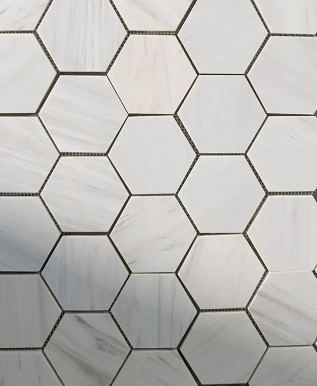 Mosaïque hexagonale en marbre poli Calacatta Amber, 30,5 x 30,5 cm