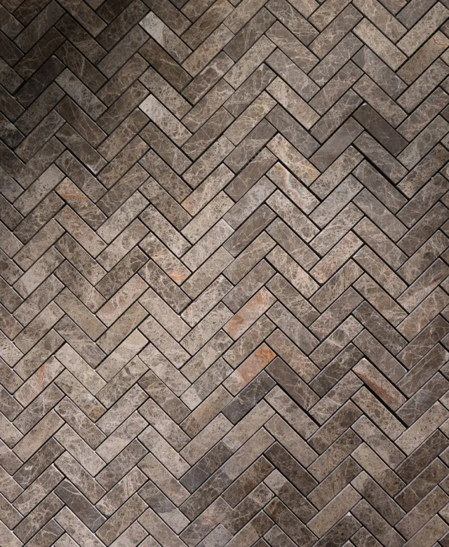 Mosaïque de marbre poli à chevrons Dark Emperador, 2.5 x 5 cm