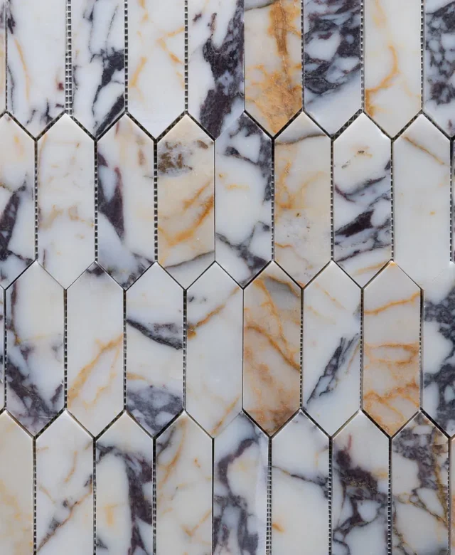 Mosaïque de pilier polie en marbre violet Arabescato 30.5 x 28 cm